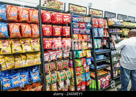 Fort Ft. Lauderdale Florida, Fort Lauderdale-Hollywood International Airport FLL, Terminal 2, innen, 24-Stunden-Geschäft, Imbissladen, Chex Mix, Cheez IT, Potat Stockfoto