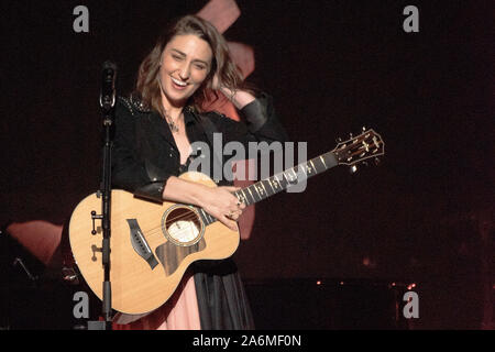 San Francisco, USA. 27 Okt, 2019. Sara Bareilles führt während Ihrer" inmitten des Chaos"-Tour im Quality Center am 26. Oktober 2019 in San Francisco, Kalifornien. Credit: MediaPunch Inc/Alamy leben Nachrichten Stockfoto