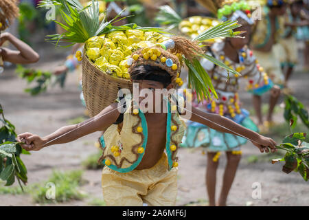 Camiguin Island, Mindanao, Philippinen 27. Oktober 2019. Die Schule Kinder in einer spektakulären Street Dance Parade als Teil des 40 Lanzones fes durchführen Stockfoto