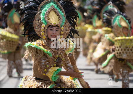 Camiguin Island, Mindanao, Philippinen 27. Oktober 2019. Die Schule Kinder in einer spektakulären Street Dance Parade als Teil des 40 Lanzones fes durchführen Stockfoto