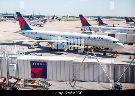 Georgia, Atlanta, Hartsfield-Jackson Atlanta International Airport, Delta Airlines, Hub, Asphaltvorfeld, Rampe, Flugzeug, GA190905019 Stockfoto
