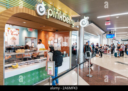 Georgia, Atlanta, Hartsfield-Jackson Atlanta International Airport, Terminal, innen, Pinkberry, Frozen Yoghurt Shop, Schalter, Schwarz, Mann, Server, Frau, Kunde, Stockfoto