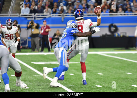 Detroit, USA. 27 Okt, 2019. New York Giants QB Daniel Jones (8) wird durch die Detroit Lions LB Jarrad Davis in Angriff genommen (40) Während der NFL Spiel zwischen den New York Giants und Detroit Lions am 27. Oktober 2019 im Ford Field in Detroit, MI (Foto von Allan Dranberg/Cal Sport Media) Credit: Cal Sport Media/Alamy leben Nachrichten Stockfoto