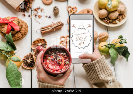 Hände von Frau mit Smartphone online gehen, Shop für Geschenke zu suchen eingeben Stockfoto