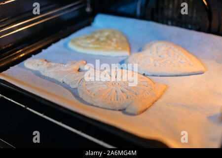 Traditionelles hausgemachtes Lebkuchenbacken. Aus Holz gepresste Lebkuchen backen im Backofen. Stockfoto