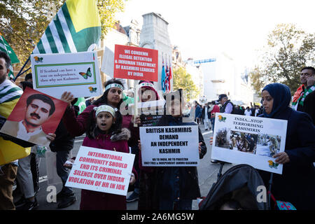 London, Großbritannien. 27. Oktober, 2019. Die demonstranten an einer freien Kaschmir Protest in Whitehall, Downing Street 10, London, UK gesehen. Credit: Joe Kuis/Alamy Nachrichten Stockfoto