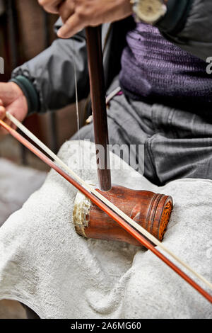 San Francisco, Kalifornien, USA - 15. Dezember 2018: Mann spielt Erhu, traditionelle chinesische Geige, in Chinatown. Stockfoto