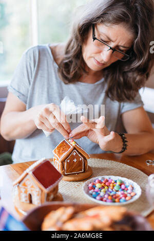 Budapest, Ungarn - 19. Oktober 2109: Traditionelles hausgemachtes Lebkuchenbacken. Dekorieren eines Lebkuchenhauses. Stockfoto