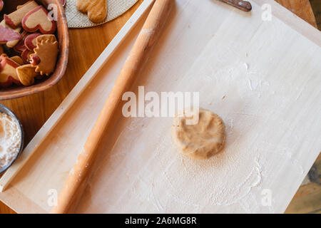 Traditionelles hausgemachtes Lebkuchenbacken, zubereiteter Teig auf dem Tisch, flacher Lay. Budapest, Ungarn Stockfoto