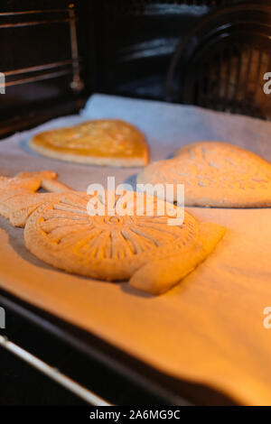 Traditionelles hausgemachtes Lebkuchenbacken. Lebkuchen aus Presstechnik Backen im Backofen. Stockfoto