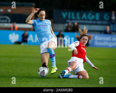 Borehamwood, Großbritannien. 27 Okt, 2019. Portsmouth, England - 27. Oktober: L-R Megan Campbell von Manchester City WFC unter Druck von Danielle van de Donk von Arsenal während Super von Barclays Frauen Liga Match zwischen Arsenal und Manchester City Frauen Frauen an der Wiese Park Stadion am 27. Oktober 2019 in Peterborough, England Credit: Aktion Foto Sport/Alamy leben Nachrichten Stockfoto