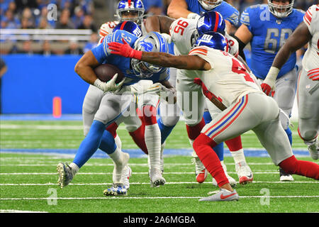 Detroit, USA. 27 Okt, 2019. Detroit Lions RB Ty Johnson (31) Läuft die Kugel als New York Giants S Antoine Bethea (41) packt ihn für die während der NFL Spiel zwischen den New York Giants und Detroit Lions am 27. Oktober 2019 im Ford Field in Detroit, MI (Foto von Allan Dranberg/Cal Sport Media) Credit: Cal Sport Media/Alamy Leben Nachrichten anpacken Stockfoto