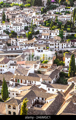 Historische Viertel Albaicin in Granada, Andalusien, Spanien von oben fotografiert. Schmale Gassen mit traditionellen Häusern, die auf mittelalterlichen muslimischen Herrschaft über die Stadt. Maurischer Architektur. Stockfoto
