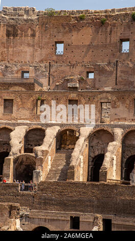 Rom, Italien, 5. August 2018 das Innere des Kolosseums, Rom zeigt den ersetzten Teil des Bodens, die Kanäle des unterirdischen Hypogäums Stockfoto