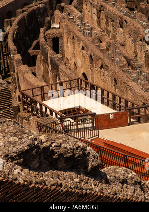 Rom, Italien, 5. August 2018 ein Detail einer Aufzug im Kolosseum von experimentellen Archäologen gebaut, um zu demonstrieren, wie wilde Tiere wurden in die Arena als Teil der Spiele aufgehoben Stockfoto