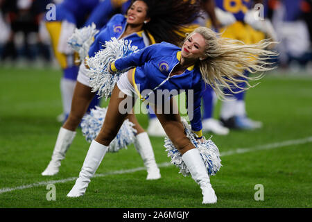 Wembley Stadion, London, UK. 27 Okt, 2019. National Football League, Los Angeles Rams gegen Cincinnati Bengals; Los Angeles Rams Cheerleaders der Unterhaltung der Fans während der zweiten Hälfte-redaktionelle Verwendung Credit: Aktion plus Sport/Alamy leben Nachrichten Stockfoto