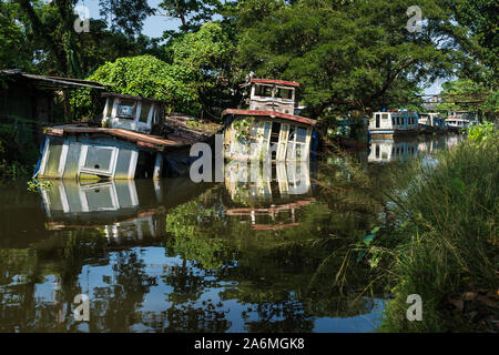 Versunkene Haus Boote mit Reflexionen im Wasser in Kerala Backwater Canal, Allappuzha, New Delhi, Indien Stockfoto