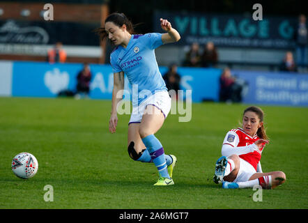 Borehamwood, Großbritannien. 27 Okt, 2019. Portsmouth, England - 27. Oktober: L-R Megan Campbell von Manchester City WFC unter Druck von Danielle van de Donk von Arsenal während Super von Barclays Frauen Liga Match zwischen Arsenal und Manchester City Frauen Frauen an der Wiese Park Stadion am 27. Oktober 2019 in Peterborough, England Credit: Aktion Foto Sport/Alamy leben Nachrichten Stockfoto