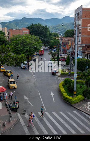 Medellín, Bogota/Kolumbien, 28. Januar 2019: Straßenverkäufer, Passerbies, Motorräder und Taxis in der Commercial Street in der Nähe der Santa Lucía Su Stockfoto