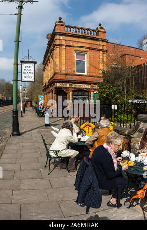 Red Lion Pub, Crich Tramway Museum, mit Besuchern im Vordergrund, Crich, Derbyshire Stockfoto