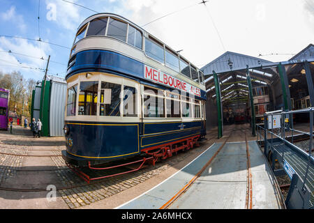 Straßenbahnen und Tram-Schuppen, National Tramway Museum, Crich Tramway Village, Derbyshire Stockfoto