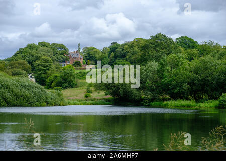 Teich und traditionellen Haus in der Nähe der Aufnahmen Hütte in Lyme Park, compstall in Cheshire, Großbritannien Stockfoto