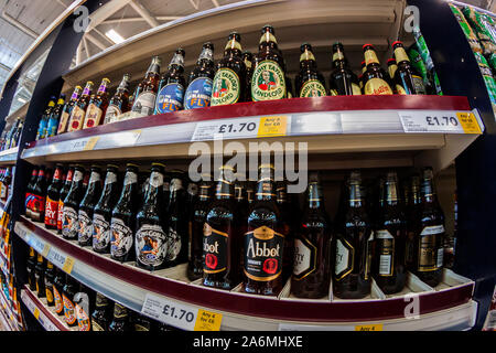 Handwerkliche Biere und Lagerungen in Supermarktregalen Stockfoto