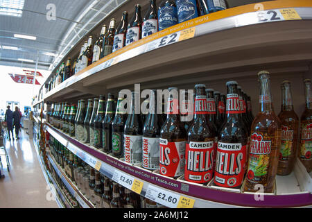 Handwerkliche Biere und Lagerungen in Supermarktregalen Stockfoto