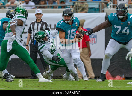 Jacksonville, FL, USA. 27 Okt, 2019. Jacksonville quarterback Gardner Minshew II (15) läuft mit dem Ball während der ersten Hälfte NFL Football Spiel zwischen den New York Jets und die Jacksonville Jaguars an tiaa Bank Feld in Jacksonville, FL. Romeo T Guzman/CSM/Alamy leben Nachrichten Stockfoto