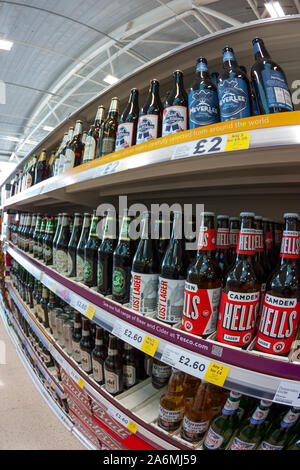 Handwerkliche Biere und Lagerungen in Supermarktregalen Stockfoto