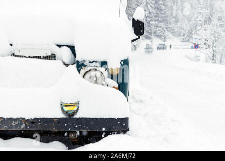 Scheinwerfer und Nebelscheinwerfer Detail eines schneebedeckten Suv. Stockfoto