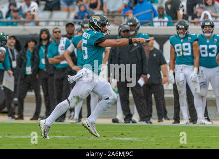 Jacksonville, FL, USA. 27 Okt, 2019. Jacksonville quarterback Gardner Minshew II (15) jagt mit der Kugel während der ersten Hälfte NFL Football Spiel zwischen den New York Jets und die Jacksonville Jaguars an tiaa Bank Feld in Jacksonville, FL. Romeo T Guzman/CSM/Alamy leben Nachrichten Stockfoto