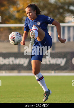 Dagenham, UK. 27 Okt, 2019. DAGENHAM, ENGLAND - 27. Oktober: Chelsea Damen Guro Reiten ein Touch während Super von Barclays Frauen Liga Match zwischen West Ham United Frauen und Chelsea an Rush Green Stadion am 27. Oktober 2019 in Dagenham, England Credit: Aktion Foto Sport/Alamy leben Nachrichten Stockfoto