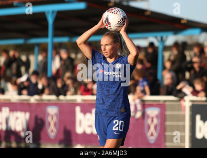 Dagenham, UK. 27 Okt, 2019. DAGENHAM, ENGLAND - 27. Oktober: Chelsea Damen Jonna Anderson über einen Wurf in der Barclays Frauen während der Super League Match zwischen West Ham United Frauen und Chelsea an Rush Green Stadion am 27. Oktober 2019 in Dagenham, England Credit: Aktion Foto Sport/Alamy leben Nachrichten Stockfoto