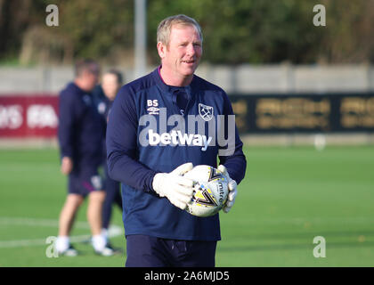 Dagenham, UK. 27 Okt, 2019. DAGENHAM, ENGLAND - 27. Oktober: Billy Stewart das West Ham Frauen Torwart Trainer während Super Barclays Frauen Liga Match zwischen West Ham United Frauen und Chelsea an Rush Green Stadion am 27. Oktober 2019 in Dagenham, England Credit: Aktion Foto Sport/Alamy leben Nachrichten Stockfoto