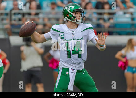 Jacksonville, FL, USA. 27 Okt, 2019. New York quarterback Sam Darnold (14) den Ball im 1. Halbjahr NFL Football Spiel zwischen den New York Jets und die Jacksonville Jaguars an tiaa Bank Feld in Jacksonville, FL. Romeo T Guzman/CSM/Alamy leben Nachrichten Stockfoto