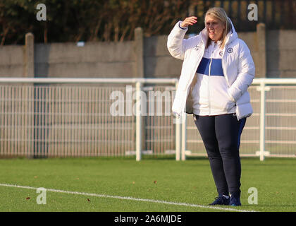 Dagenham, UK. 27 Okt, 2019. DAGENHAM, ENGLAND - 27. Oktober: Chelsea Damen Head Coach Emma Hayes während Super von Barclays Frauen Liga Match zwischen West Ham United Frauen und Chelsea an Rush Green Stadion am 27. Oktober 2019 in Dagenham, England Credit: Aktion Foto Sport/Alamy leben Nachrichten Stockfoto