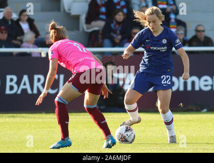 Dagenham, UK. 27 Okt, 2019. DAGENHAM, ENGLAND - 27. Oktober: Chelsea Damen Erin Cuthbert mit der Kugel während Super Barclays Frauen Liga Match zwischen West Ham United Frauen und Chelsea an Rush Green Stadion am 27. Oktober 2019 in Dagenham, England Credit: Aktion Foto Sport/Alamy leben Nachrichten Stockfoto