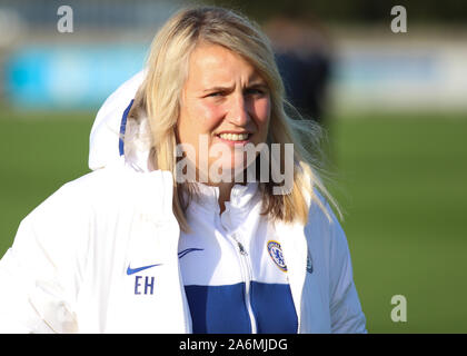 Dagenham, UK. 27 Okt, 2019. DAGENHAM, ENGLAND - 27. Oktober: Chelsea Damen Head Coach Emma Hayes während Super von Barclays Frauen Liga Match zwischen West Ham United Frauen und Chelsea an Rush Green Stadion am 27. Oktober 2019 in Dagenham, England Credit: Aktion Foto Sport/Alamy leben Nachrichten Stockfoto