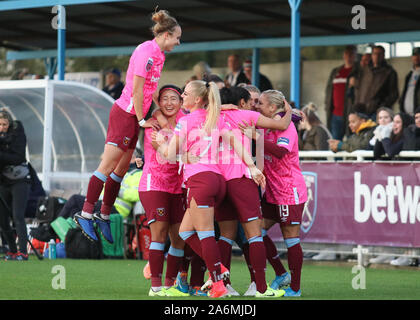 Dagenham, UK. 27 Okt, 2019. DAGENHAM, ENGLAND - 27. Oktober: Die West Ham Team ihr Ziel Feiern während Super von Barclays Frauen Liga Match zwischen West Ham United Frauen und Chelsea an Rush Green Stadion am 27. Oktober 2019 in Dagenham, England Credit: Aktion Foto Sport/Alamy leben Nachrichten Stockfoto