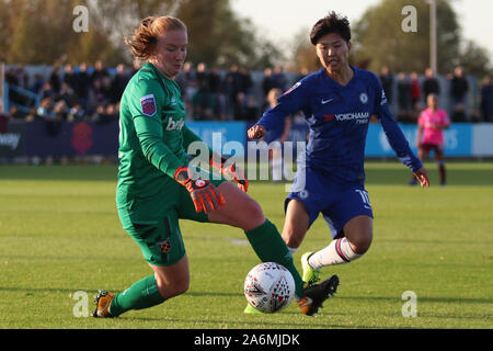 Dagenham, UK. 27 Okt, 2019. DAGENHAM, ENGLAND - 27. Oktober: Courtney Brosnan von West Ham United WFC zu den Ball vor Chelsea Damen Ji, Yun während Super von Barclays Frauen Liga Match zwischen West Ham United Frauen und Chelsea an Rush Green Stadion am 27. Oktober 2019 in Dagenham, England Credit: Aktion Foto Sport/Alamy leben Nachrichten Stockfoto