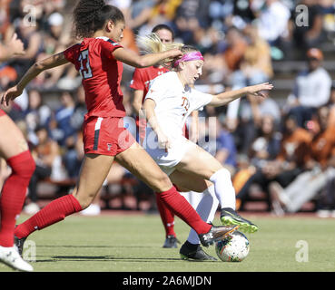 Austin, Texas, USA. 27 Okt, 2019. Texas Longhorns Mittelfeldspieler Haley Berg (2) Schlachten Texas Tech-roten Räuber Mittelfeldspieler Marissa Ling (13) für Besitz während der Fussball ist ein NCAA Frauen Match zwischen Texas und Texas Tech bei Mike A. Myers Stadion in Austin, Texas, am Okt. 27, 2019. Credit: Scott Coleman/ZUMA Draht/Alamy leben Nachrichten Stockfoto