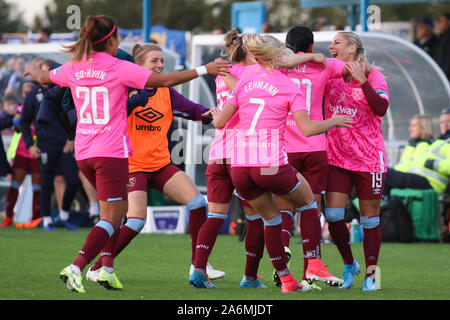 Dagenham, UK. 27 Okt, 2019. DAGENHAM, ENGLAND - 27. Oktober: Die West Ham Team ihr Ziel Feiern während Super von Barclays Frauen Liga Match zwischen West Ham United Frauen und Chelsea an Rush Green Stadion am 27. Oktober 2019 in Dagenham, England Credit: Aktion Foto Sport/Alamy leben Nachrichten Stockfoto