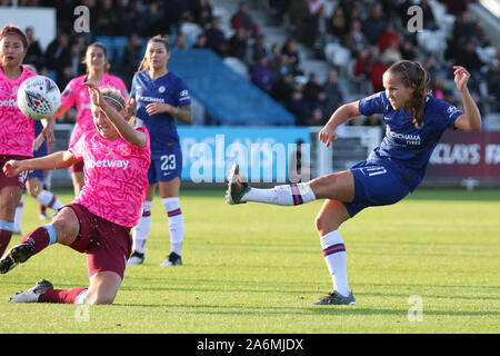 Dagenham, UK. 27 Okt, 2019. DAGENHAM, ENGLAND - 27. Oktober: Chelsea Damen Guro Reiten Schießen während Super Barclays Frauen Liga Match zwischen West Ham United Frauen und Chelsea an Rush Green Stadion am 27. Oktober 2019 in Dagenham, England Credit: Aktion Foto Sport/Alamy leben Nachrichten Stockfoto