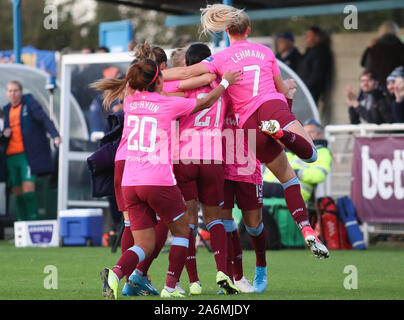 Dagenham, UK. 27 Okt, 2019. DAGENHAM, ENGLAND - 27. Oktober: Die West Ham Team ihr Ziel Feiern während Super von Barclays Frauen Liga Match zwischen West Ham United Frauen und Chelsea an Rush Green Stadion am 27. Oktober 2019 in Dagenham, England Credit: Aktion Foto Sport/Alamy leben Nachrichten Stockfoto