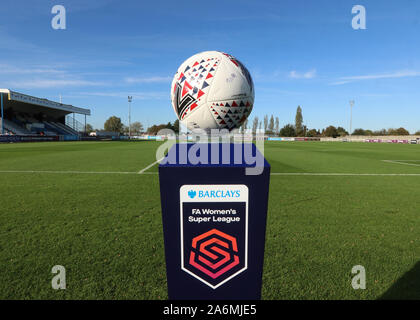 Dagenham, UK. 27 Okt, 2019. DAGENHAM, ENGLAND - 27. Oktober: Der Ball während Super von Barclays Frauen Liga Match zwischen West Ham United Frauen und Chelsea an Rush Green Stadion am 27. Oktober 2019 in Dagenham, England Credit: Aktion Foto Sport/Alamy leben Nachrichten Stockfoto