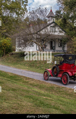 Antike Autos auf Schule Haus Feldweg, Landis Valley Farm Museum, Lancaster, PA. Stockfoto