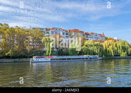 Berlin, Deutschland - 14. Oktober 2019: an der Spree mit Herbst farbige Trauerweide Bäumen, Schiff und typisch für Westpha Stockfoto