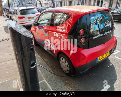 Blue City Electric Car wird an der Straßenbaustelle in London aufgeladen Stockfoto