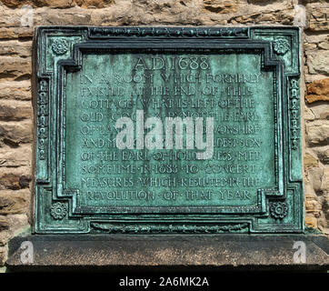 Wall Plaque an Revolution Haus, Alte Whittington, Derbyshire, wo 3 Adligen ihren Teil in den Sturz von König James II. in 1688 geplant Stockfoto